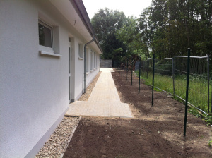 Kieskante und Gehweg hergestellt