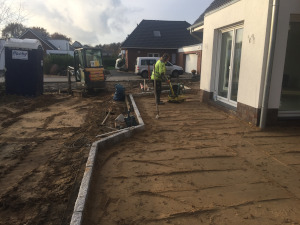 Terrasse mit Granitbord eingefasst